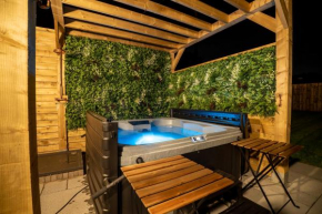 Cottage with Hot Tub near Knockhill
